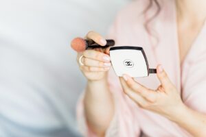 化粧水を手でつけるのとコットンでつけるのはどっちがいい？