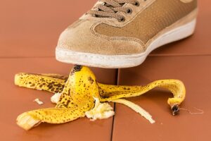 ニキビを潰す方が正しいのか、リスクを避けるべきか？