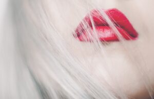 顔のリフトアップ方法で自宅で簡単にできるテクニックは？